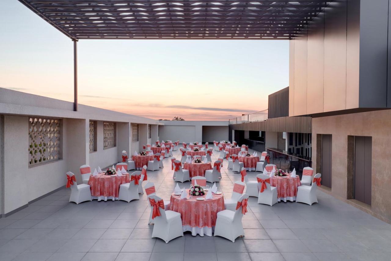 Lemon Tree Hotel Agra Shikohabad Exterior foto